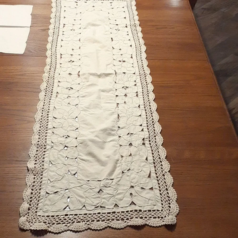 Ecru linen w/stitched design ecru crocheted edging‎ & mat